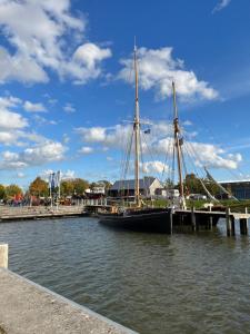 Lykkefund - Ferienwohnungen in Hafennähe في غلوكشتات: قارب مرسى على رصيف في الماء