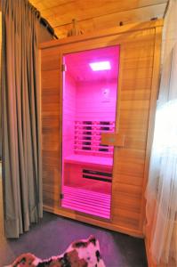 um quarto com luzes cor-de-rosa num quarto com uma janela em Duizend en één nacht em Beernem