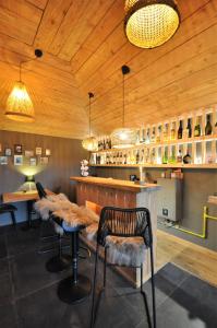 - un bar avec deux chaises et une table dans une pièce dans l'établissement Duizend en één nacht, à Beernem