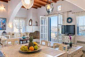 TV a/nebo společenská místnost v ubytování Yalos Mykonos Ornos Pouli private apartments w shared swimming pool