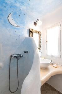 Koupelna v ubytování Yalos Mykonos Ornos Pouli private apartments w shared swimming pool