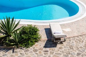 Bazén v ubytování Yalos Mykonos Ornos Pouli private apartments w shared swimming pool nebo v jeho okolí
