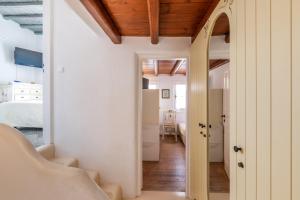 Fotografie z fotogalerie ubytování Yalos Mykonos Ornos Pouli private apartments w shared swimming pool ve městě Mykonosu