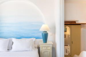 Postel nebo postele na pokoji v ubytování Yalos Mykonos Ornos Pouli private apartments w shared swimming pool