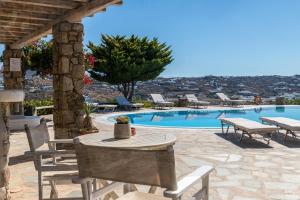 Bazén v ubytování Yalos Mykonos Ornos Pouli private apartments w shared swimming pool nebo v jeho okolí