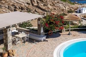 Bazén v ubytování Yalos Mykonos Ornos Pouli private apartments w shared swimming pool nebo v jeho okolí