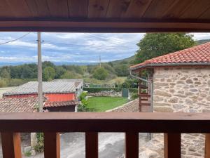 una vista desde el balcón de una casa en Casa Anduriña, en Ourense