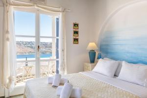 Postel nebo postele na pokoji v ubytování Yalos Mykonos Ornos Pouli private apartments w shared swimming pool