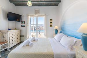 Postel nebo postele na pokoji v ubytování Yalos Mykonos Ornos Pouli private apartments w shared swimming pool