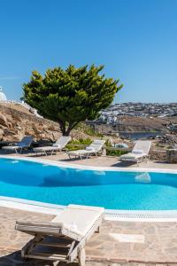 Bazén v ubytování Yalos Mykonos Ornos Pouli private apartments w shared swimming pool nebo v jeho okolí