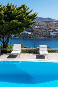 Bazén v ubytování Yalos Mykonos Ornos Pouli private apartments w shared swimming pool nebo v jeho okolí