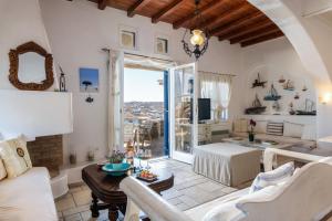 Posezení v ubytování Yalos Mykonos Ornos Pouli private apartments w shared swimming pool
