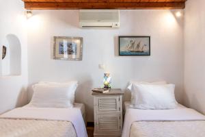 Postel nebo postele na pokoji v ubytování Yalos Mykonos Ornos Pouli private apartments w shared swimming pool