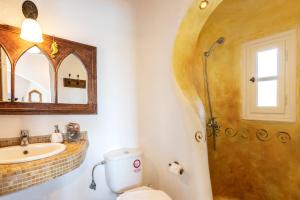 Koupelna v ubytování Yalos Mykonos Ornos Pouli private apartments w shared swimming pool