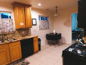 Una cocina o zona de cocina en 4B Whole house in Central San Jose