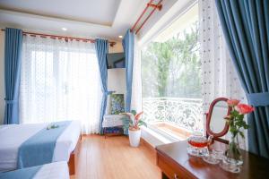 Postel nebo postele na pokoji v ubytování Rose Valley Hotel Da Lat Vietnam
