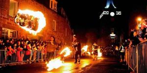 Une foule de gens regardant un spectacle avec feu dans l'établissement Stoney Hideaway, à Stonehaven