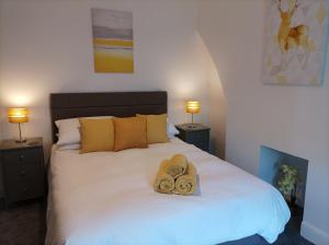 1 dormitorio con 1 cama con 2 toallas en Victorian Renovation Room 8 en Liverpool