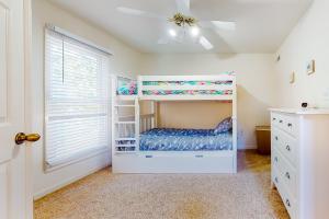 1 dormitorio con litera y ventilador de techo en Sea Colony - 56053 Pinewood Dr, en Bethany Beach 30 fotos más
