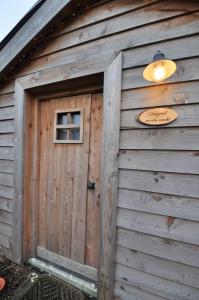 - une porte en bois avec un panneau sur la grange dans l'établissement Duizend en één nacht, à Beernem