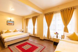 um quarto com 2 camas e um tapete vermelho em Bhrikuti Stay em Patan