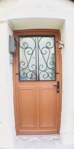 a orange door with a window on a building at LA MAISON IM in Avignon