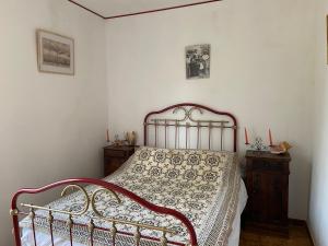 1 dormitorio con cama con colcha estampada en Seaview Garden Villa en LʼÎle-Rousse