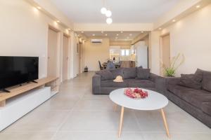 - un salon avec un canapé et une table dans l'établissement Spartakos Luxury Villa 4, à Planos