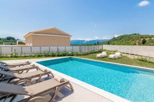 Bazén v ubytovaní Spartakos Luxury Villa 4 alebo v jeho blízkosti