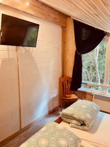 ein Schlafzimmer mit einem Bett und einem TV an der Wand in der Unterkunft Premium-Ferienhaus - Extertal-Ferienpark #49 in Extertal