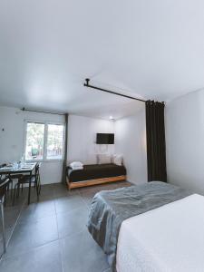 una camera con letto, tavolo e scrivania di -WOOD- Appartement meublé cosy & confort-Parking privé & jardin a Laveyron