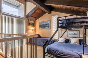 una habitación con dos literas y una ventana en Chamonix # 92, en Mammoth Lakes 43 fotos más