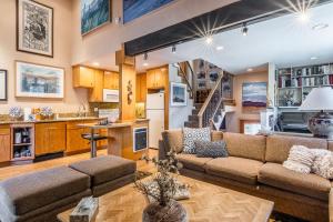 una sala de estar con un sofá y una mesa en Chamonix # 92, en Mammoth Lakes