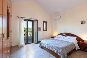 1 dormitorio con 1 cama y balcón en Villa Sevdas, en Perama