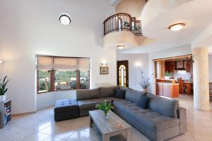 Perama的住宿－Villa Sevdas，客厅配有沙发和桌子