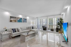 un soggiorno con divano e tavolo di Unforgettable Water Views Oasis a Miami