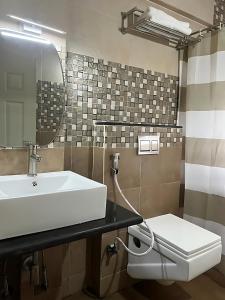 uma casa de banho com um lavatório e um WC em Hotel The Classic Verna em Verna