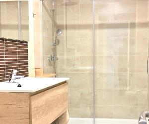 bagno con doccia, lavandino e specchio di CENTRO PICACHO a Málaga