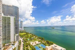 una vista aerea sull'oceano di fronte agli edifici di Unforgettable Water Views Oasis a Miami