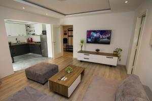 salon z kanapą i stołem w obiekcie Apartment IG4U, City center w mieście Bjelovar