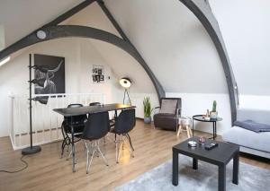 uma sala de estar com uma mesa e cadeiras num quarto em Appartementen Purmerend B em Purmerend