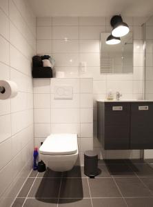 ein weißes Bad mit einem WC und einem Waschbecken in der Unterkunft Appartementen Purmerend B in Purmerend