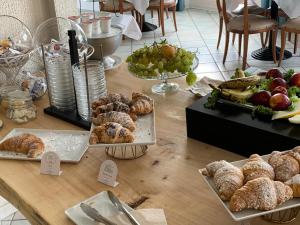 una mesa con diferentes tipos de bollería y otros alimentos en Hotel Mediterraneo, en Roccella Ionica