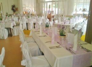 een kamer gevuld met witte tafels en stoelen met een witte tafel bij Strandhotel Pichler in Seeboden