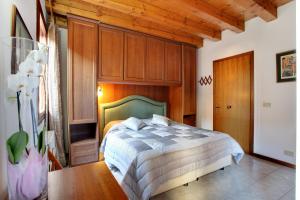 ein Schlafzimmer mit einem Bett und einer Holzdecke in der Unterkunft Locanda Delle Acque in Venedig