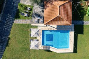 Perama的住宿－Villa Sevdas，享有带游泳池的别墅的顶部景致