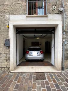 ein Auto steht in einer Garage geparkt in der Unterkunft ChSuite & PrivateParking - Corso 18 Agosto - Apartment in Potenza