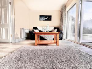 TV a/nebo společenská místnost v ubytování Long Acre Lodge