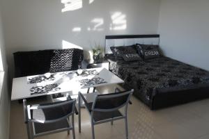 sala de estar con cama, mesa y sillas en Sea View Studio in Orion Garden en Avsallar