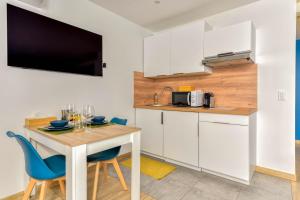 Kuchyňa alebo kuchynka v ubytovaní Narbnb - EDEN SUITE - Jacuzzi - Parking - Clim